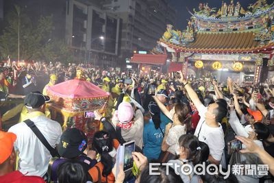 粉紅超跑首度停駕南投縣政府　許淑華喜圓心願也為花蓮祈福