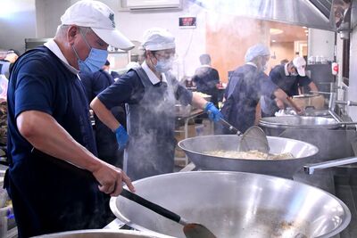 1天做7000個便當!慈濟在光復車站設行動廚房:讓鏟子超人吃飽