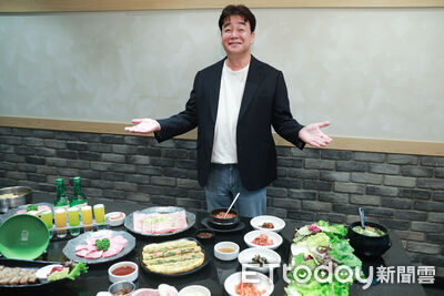 南韓國民廚神白種元首度站台「本家燒肉」　示範菜包肉正確吃法