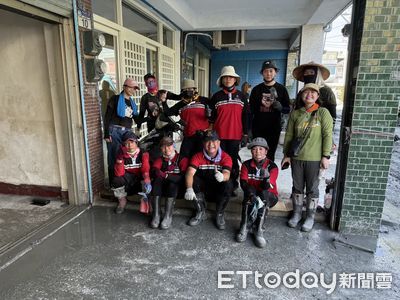 不再只是清理火車上的泥濘！他們也化身鏟子超人　挺進災區揮汗