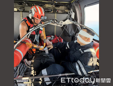 英國散裝貨輪花蓮外海船員受傷 空勤黑鷹吊掛救菲籍傷者送醫