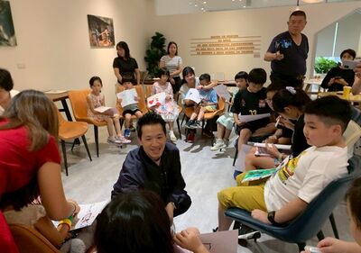 為桃園新二代說「媽媽的故事」 何志偉秒變大哥哥