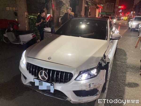 ▲廖姓女子駕駛白色賓士轎車逆向連撞2車後逃逸。（圖／中壢警分局提供、下同）