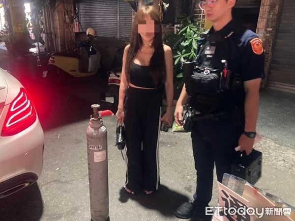 ▲▼警方在車內查獲笑氣鋼瓶，並對廖女實施酒測其值為零。（圖／中壢警分局提供）