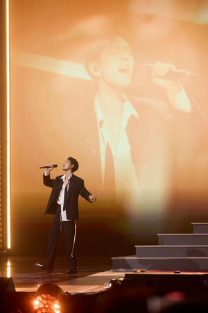 ▲▼肖戰出席「灣區升明月」晚會演唱，台下遇女子ˇ強索簽名。（圖／翻攝自微博）