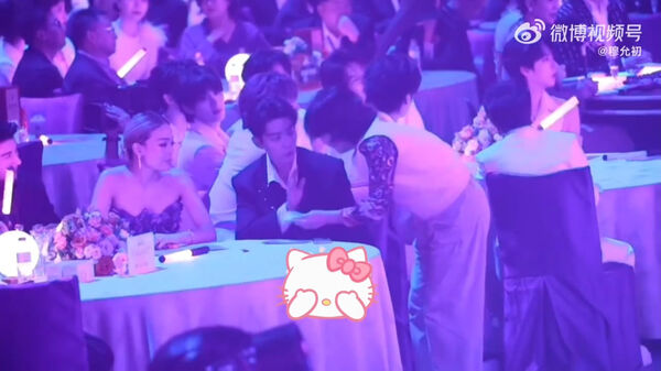 ▲▼肖戰出席「灣區升明月」晚會演唱，台下遇女子ˇ強索簽名。（圖／翻攝自微博）