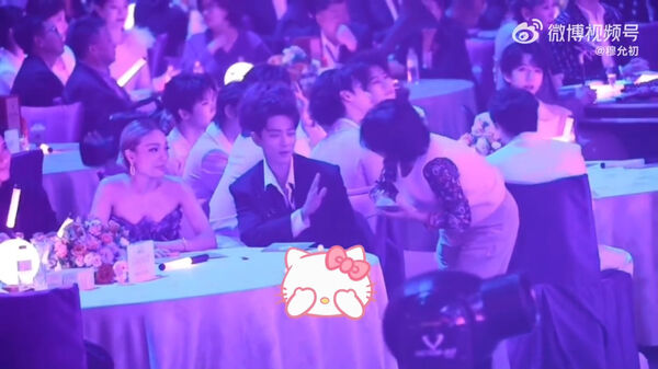 ▲▼肖戰出席「灣區升明月」晚會演唱，台下遇女子ˇ強索簽名。（圖／翻攝自微博）