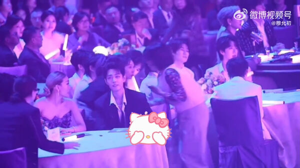 ▲▼肖戰出席「灣區升明月」晚會演唱，台下遇女子ˇ強索簽名。（圖／翻攝自微博）