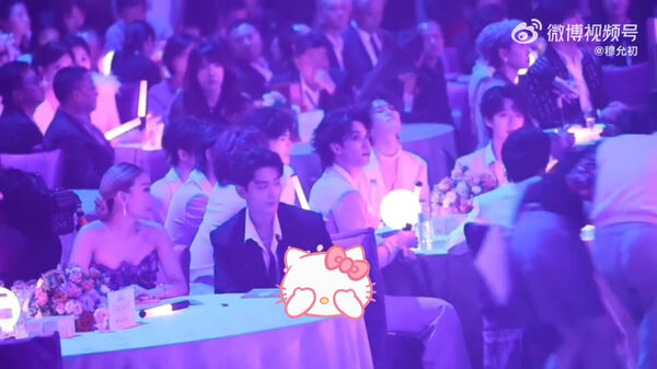 ▲▼肖戰出席「灣區升明月」晚會演唱，台下遇女子ˇ強索簽名。（圖／翻攝自微博）