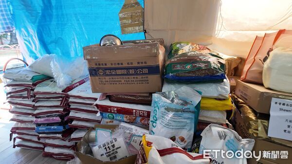 ▲動物救護站已安置30隻狗狗，現場物資堆積如山。（圖／地方中心翻攝）
