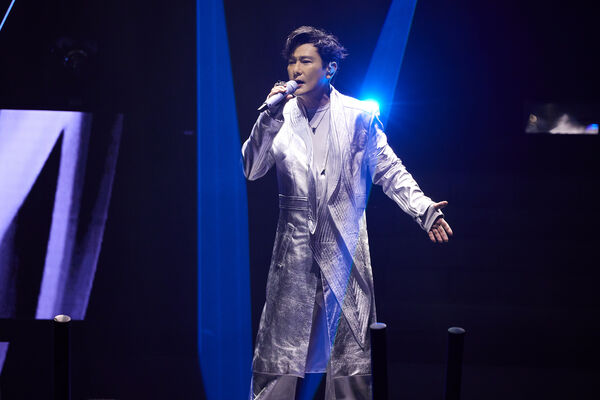 ▲▼張信哲特地打造騎士造型斗篷。（圖／潮水音樂提供）