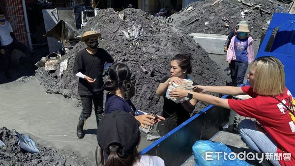 ▲▼工藝店老闆夫妻集結大家愛心進入災區，4天發放4700個便當。（圖／玄通神藝直播台提供）