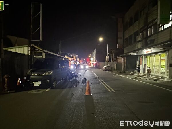 ▲吳男騎機車撞到違停路邊的小客貨車，重傷送醫仍不治。（圖／記者楊永盛翻攝）