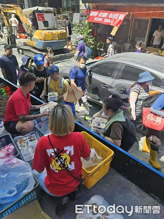 ▲▼工藝店老闆夫妻集結大家愛心進入災區，4天發放4700個便當。（圖／玄通神藝直播台提供）