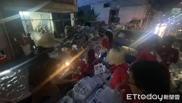 ▲▼工藝店老闆夫妻集結大家愛心進入災區，4天發放4700個便當。（圖／玄通神藝直播台提供）