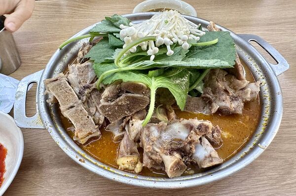 ▲▼首爾祖傳三代馬鈴薯排骨湯。（圖／部落客小虎提供）