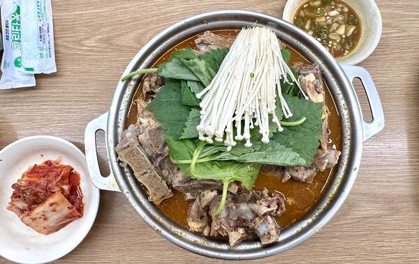 ▲▼首爾祖傳三代馬鈴薯排骨湯。（圖／部落客小虎提供）