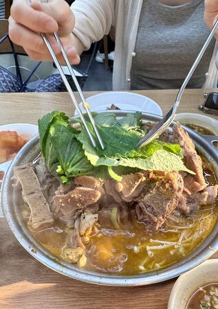 ▲▼首爾祖傳三代馬鈴薯排骨湯。（圖／部落客小虎提供）