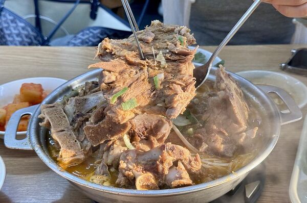 ▲▼首爾祖傳三代馬鈴薯排骨湯。（圖／部落客小虎提供）