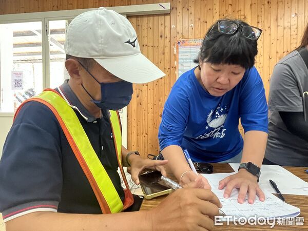 ▲▼ 花蓮玉里從事營造業的陳先生，今日前往縣府申請緊急通行證，以協助救災。 。（圖／記者許靖騏攝）