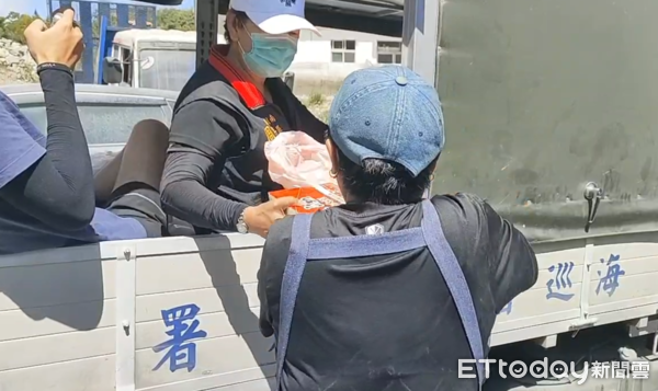 ▲▼             花蓮光復鄉，中央協助發放便當。（圖／地方中心攝）