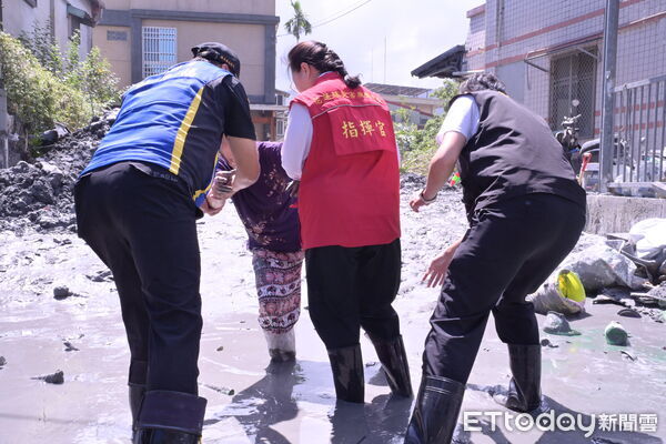 ▲▼陳情民眾陷於泥濘，縣長徐榛蔚協助脫困，因怪手司機需要施工，縣長立即引導民眾到旁邊陰影處聽取陳請。（圖／花蓮縣政府提供，下同）