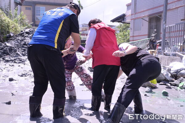 ▲▼陳情民眾陷於泥濘，縣長徐榛蔚協助脫困，因怪手司機需要施工，縣長立即引導民眾到旁邊陰影處聽取陳請。（圖／花蓮縣政府提供，下同）