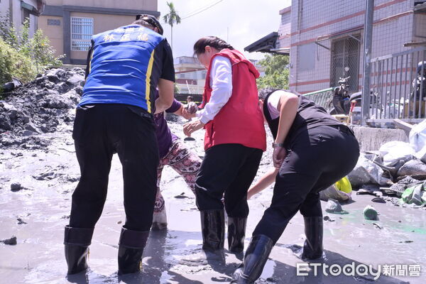 ▲▼陳情民眾陷於泥濘，縣長徐榛蔚協助脫困，因怪手司機需要施工，縣長立即引導民眾到旁邊陰影處聽取陳請。（圖／花蓮縣政府提供，下同）