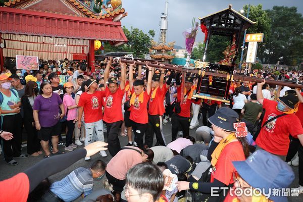 ▲三神贊境南投、「粉紅超跑」首度停駕縣府 ，縣長許淑華虔誠祈求媽祖庇佑縣民縣政並為花蓮祈福。（圖／南投縣政府提供）