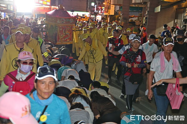 ▲三神贊境南投、「粉紅超跑」首度停駕縣府 ，縣長許淑華虔誠祈求媽祖庇佑縣民縣政並為花蓮祈福。（圖／南投縣政府提供）
