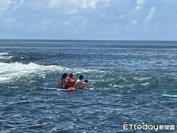 ▲第六岸巡隊第二機動巡邏站恆春萬里桐水域救援。（圖／第六岸巡隊提供）