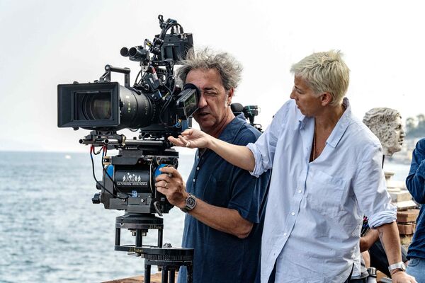 ▲保羅索倫提諾豪砸9.8億回鄉拍片，《拿坡里的美麗傳說》追憶似水年華。（圖／海鵬提供）