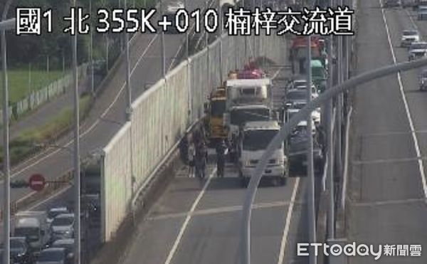 ▲▼國道一號楠梓交流道（356K）北上入口匝道發生一起嚴重連環追撞事故，其中包含3輛小型客車及2輛大型貨車。（圖／翻攝高速公路1968）