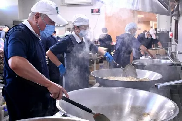 慈濟香積志工在去年剛落成啟用的瑞穗共修處製作熱騰騰的便當。（慈濟基金會提供）