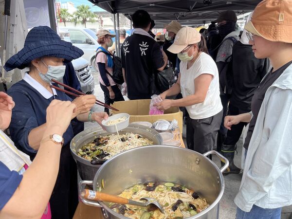慈濟除了提供便當，也在火車站前架設行動廚房，提供各式熱食，甚至還有甜點冰品。（慈濟基金會提供）