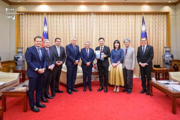 ▲▼立法院副院長江啟臣25日下午在立法院接見由哥倫比亞參議院外交委員會前主席培瑞茲（Jos&eacute; Luis P&Eacute;REZ OYUELA）率領的國會訪問團。（圖／翻攝自Facebook／江啟臣）