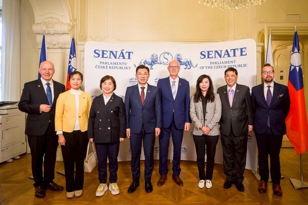 ▲▼立法院副院長江啟臣領國民黨立委楊瓊瓔、民進黨立委陳秀寳、民眾黨立委林憶君訪歐，並與捷克國會議員交流。（圖／翻攝自Facebook／好立委 楊瓊瓔）