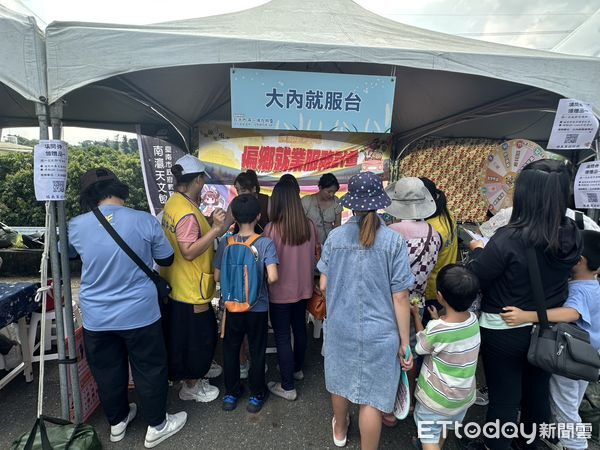 ▲大內甜根子草花海盛開，宛如九月飄雪，吸引大批民眾賞景。（記者林東良翻攝，下同）