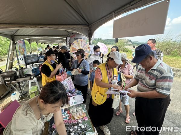 ▲大內甜根子草花海盛開，宛如九月飄雪，吸引大批民眾賞景。（記者林東良翻攝，下同）