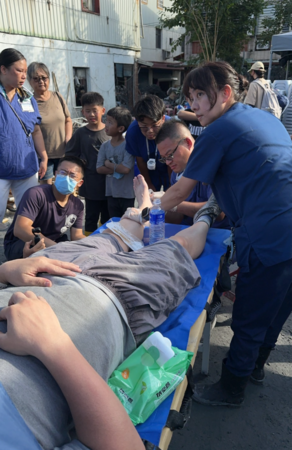 ▲ 玻璃刺穿民眾穿著的厚底防滑鞋，隔著鞋子還是可以看到傷口滲出血液。（圖／翻攝自花蓮慈院臉書）