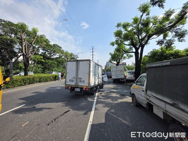 ▲▼高雄市大寮區發生一起連環車禍！一部小貨車疑未注意車前狀況，猛力追撞前方貨車後，失控再「掃倒」路邊停放的四部轎車，總計六車慘遭波及。（圖／記者吳世龍翻攝）