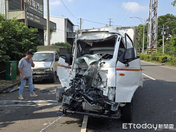 ▲▼高雄市大寮區發生一起連環車禍！一部小貨車疑未注意車前狀況，猛力追撞前方貨車後，失控再「掃倒」路邊停放的四部轎車，總計六車慘遭波及。（圖／記者吳世龍翻攝）