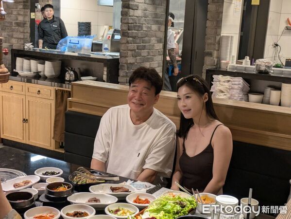 ▲白種元與民眾合照。（圖／記者黃士原攝）