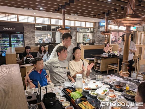 ▲白種元與民眾合照。（圖／記者黃士原攝）