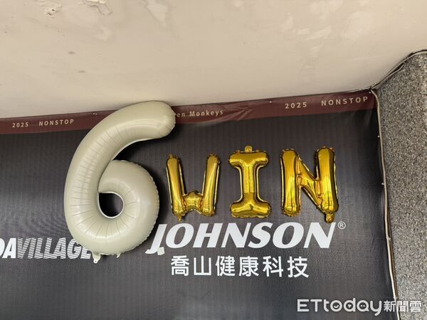 ▲台鋼雄鷹6WINS。（圖／記者胡冠辰攝）