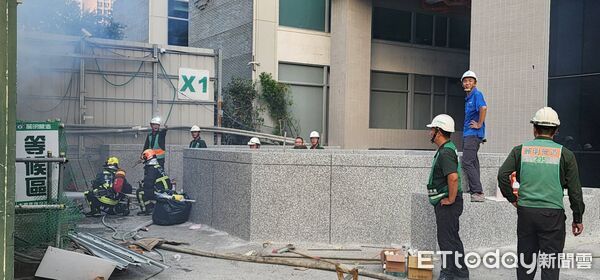 ▲▼             台中市議會旁、中華郵政正在興建的商旅大樓工地發生火警。（圖／記者游瓊華攝）