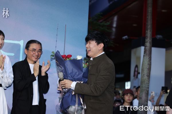 ▲▼《他年她日》首映會，林俊傑驚喜現身獻花。（圖／記者徐文彬攝）