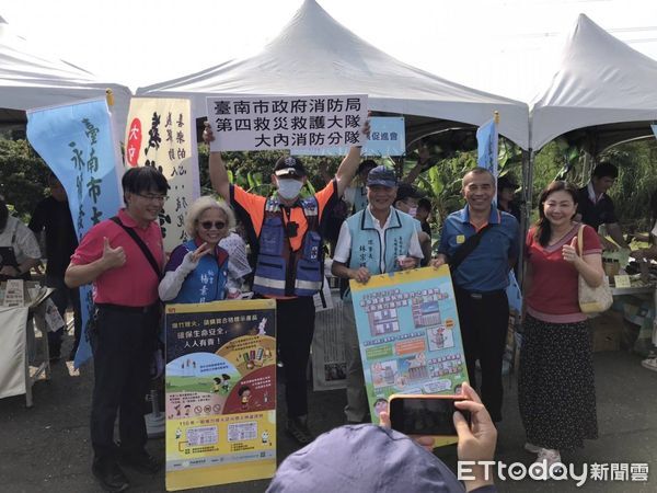 ▲大內甜根子草童樂會吸引大批民眾參與，消防局設攤宣導防災。（記者林東良翻攝，下同）