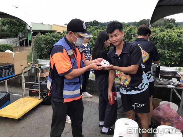 ▲大內甜根子草童樂會吸引大批民眾參與，消防局設攤宣導防災。（記者林東良翻攝，下同）