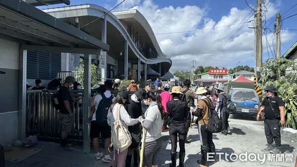 ▲▼大批志工在光復車站準備投入救災重建，志工在災民屋內清除淤泥             。（圖／記者陳以昇攝）